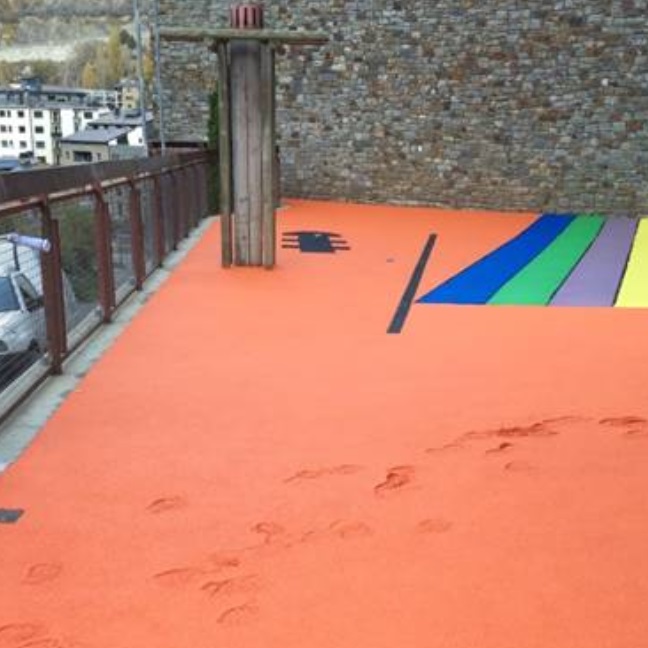 Acondicionamiento de la terraza del centro de recreo en el edificio del telecabina de Canillo 